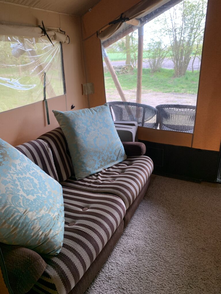 Retro-Couch im Safarizelt
